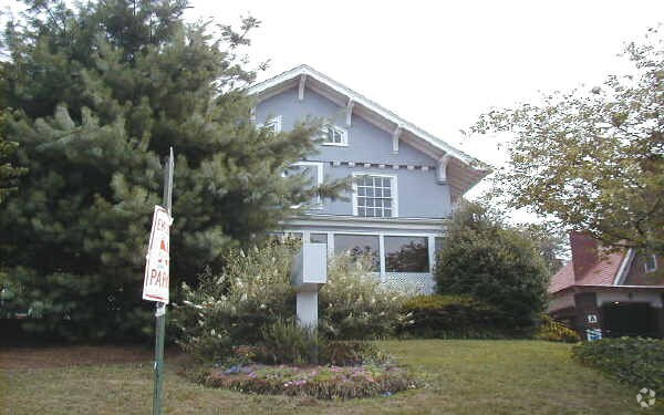 Building Photo - 321-325 10th St NE