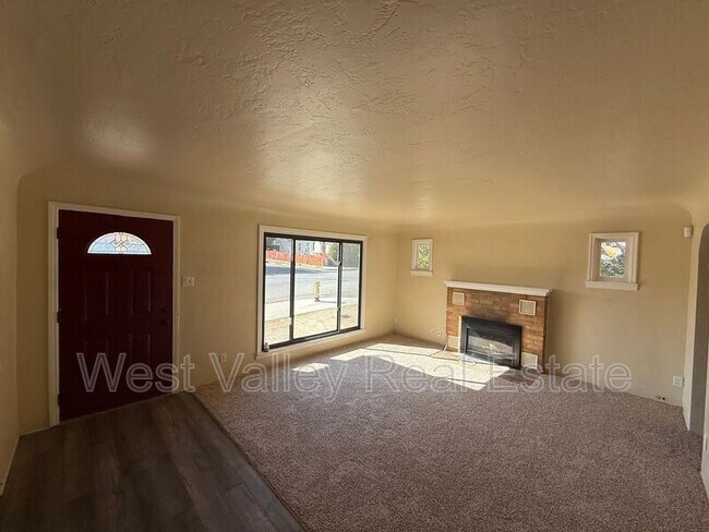 Building Photo - 334 B St