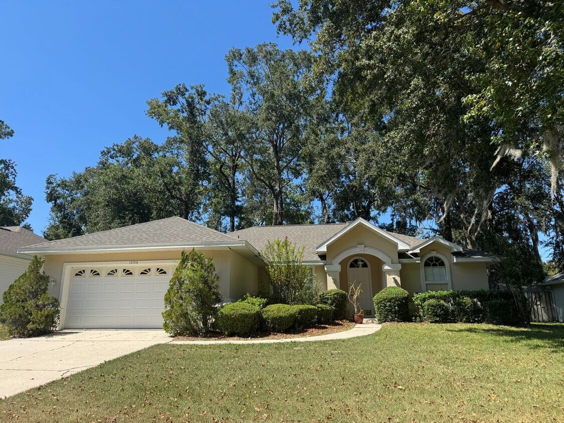 Primary Photo - Charming 3-Bedroom Home in Broadmoor – Mov...