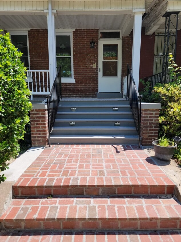 Photo - 915 L St NE (Washington, DC)