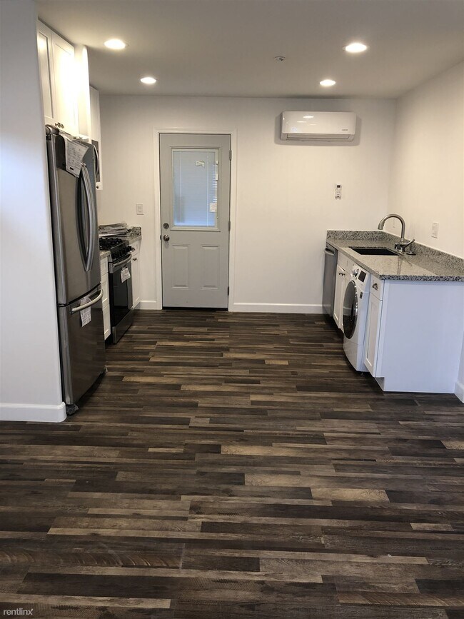 Building Photo - 2 br, 1 bath House - 881 South Bayshore Bo...