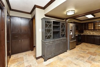 Building Photo - 2802 S Doral Dr