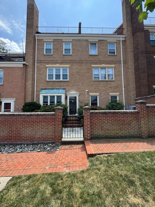 Rare Secluded Two Bedroom Arlington Townho... - Rare Secluded Two Bedroom Arlington Townho... Townhome