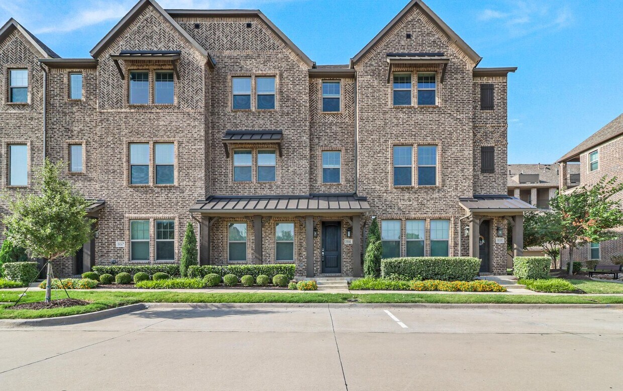 Primary Photo - Luxury Townhome in the heart of Frisco