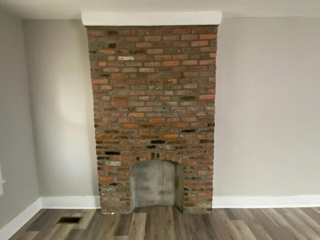 Foto del edificio - SPRING MOVE IN SPECIAL!!   Large 2 Bedroom Duplex in prime location Weiland Park / Itailian Villa...