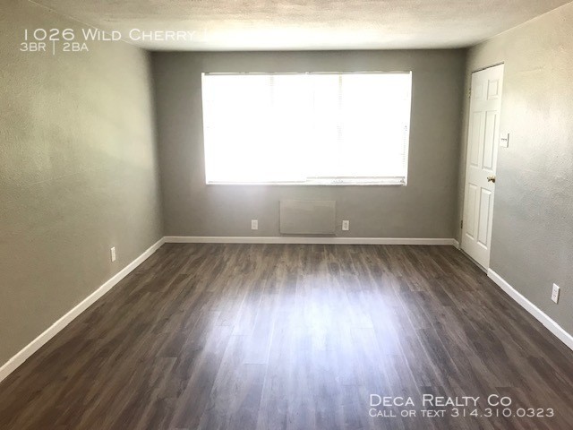 Building Photo - 3 Bedroom Apartment