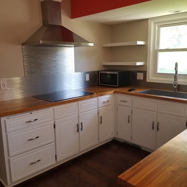 Building Photo - Classic Charm in Northwest Omaha!