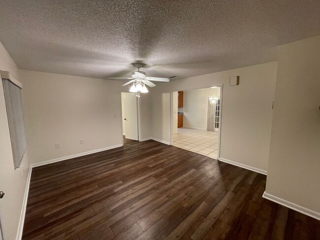 Foto del edificio - Beautiful 2/2 with large yard, Florida roo...