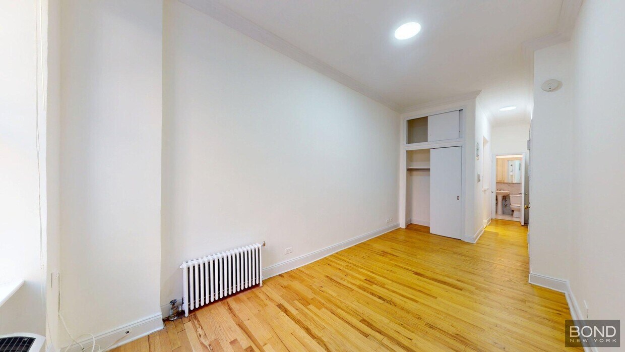 Primary Photo - 240 E 83rd St