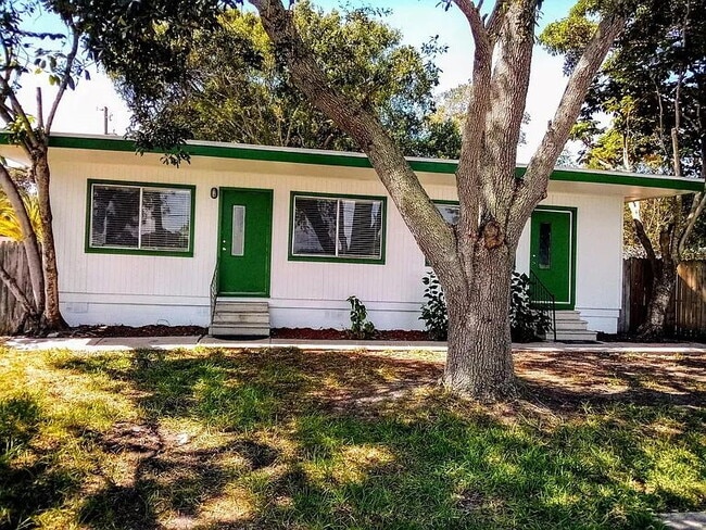Building Photo - 1/2  Duplex - Large two bedroom with W/D hook up, Seminole FL