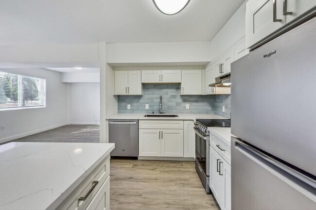 Building Photo - Newly renovated apartment at Oakbrook! 2.5...