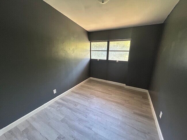 Building Photo - 1911 S Riverview Cir