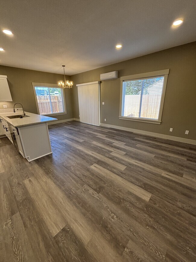 Foto del edificio - 390 Seven Oaks Ln