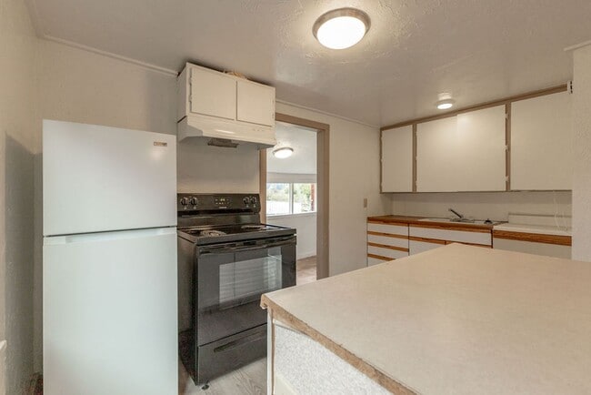 Building Photo - 1BD, 1BA Cottage available right away in D...