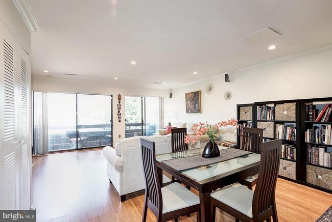 Foto del edificio - 1023 Quincy St NE