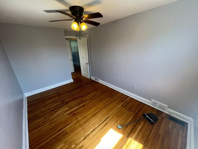 Building Photo - Charming Modern 3 Bedroom w/ Washer & Drye...
