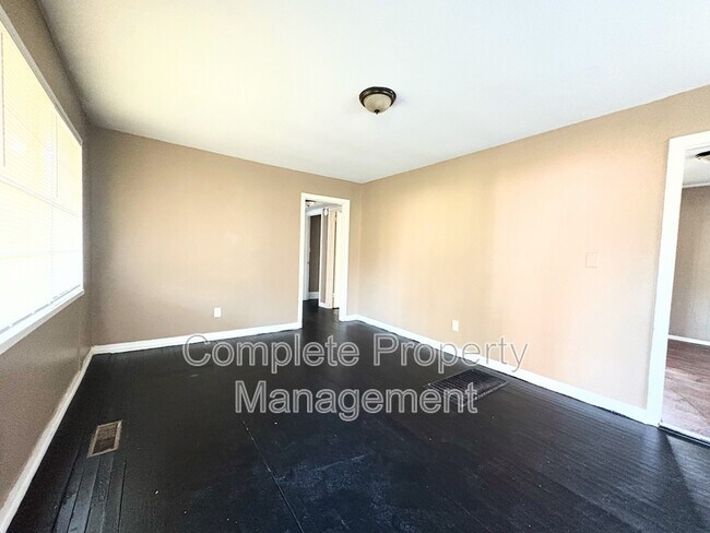 Building Photo - 1252 18th Pl SW