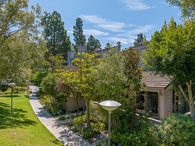 Building Photo - 1307 Palisades Dr