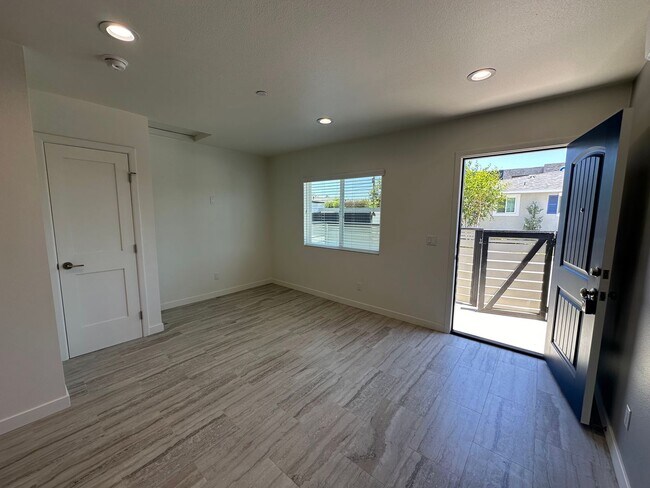 Foto del edificio - 1451 W Almond Ave