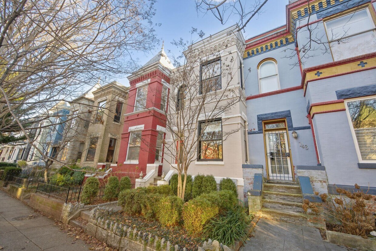 Primary Photo - Victorian Rowhome w/ Parking!