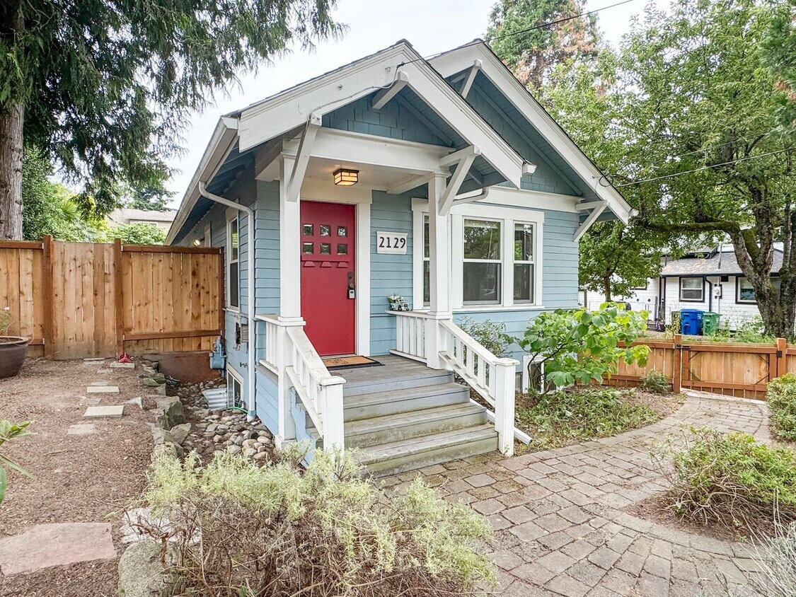 Primary Photo - Charming North Seattle 3bd, 2bth Home, $3,...