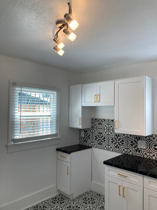 Foto del edificio - 706 N Gramercy Pl