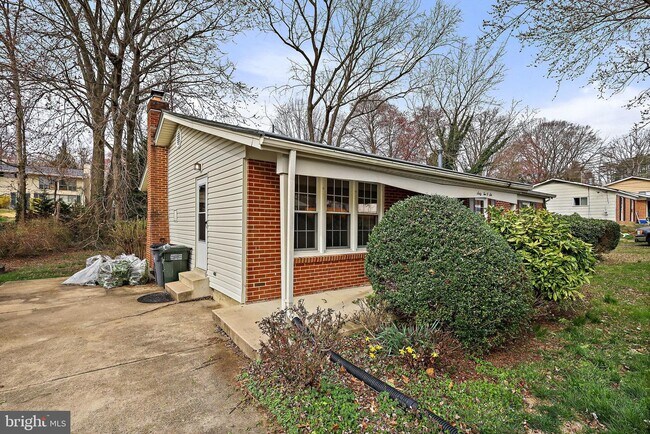 Building Photo - 6206 Thornwood Dr