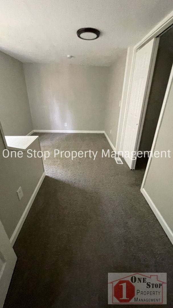 Building Photo - 4 Bedroom 2 bathroom in Kansas City!