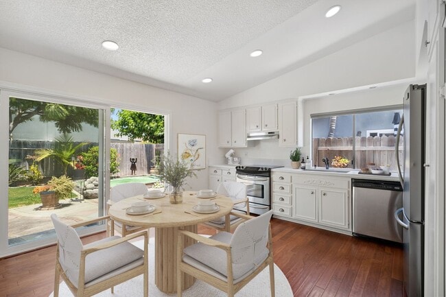 Building Photo - Single Level 4-Bedroom Home in Excellent H...