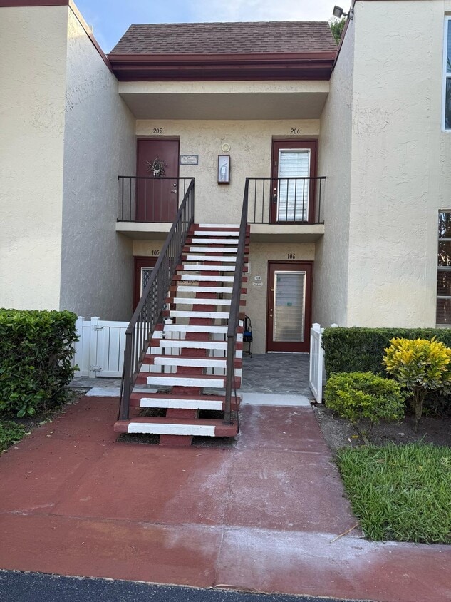 Primary Photo - 8 Willowbrook Ln