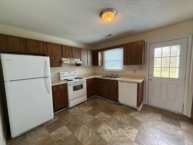 Building Photo - Nice 2 bedroom, 1 bath duplex