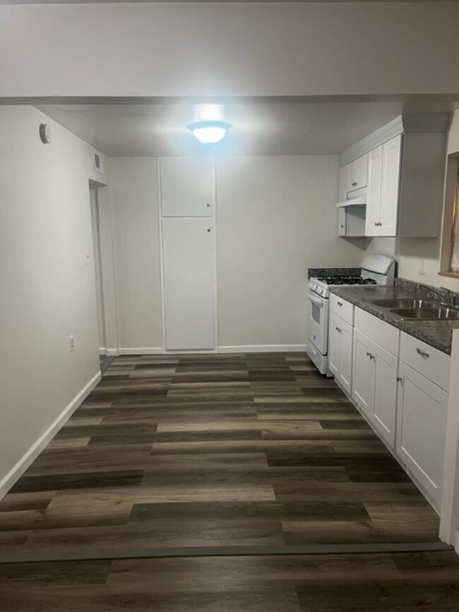 Building Photo - Cozy Single Story 2 bedroom and 1 bath hom...