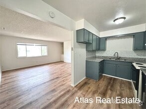Building Photo - 303 University Dr