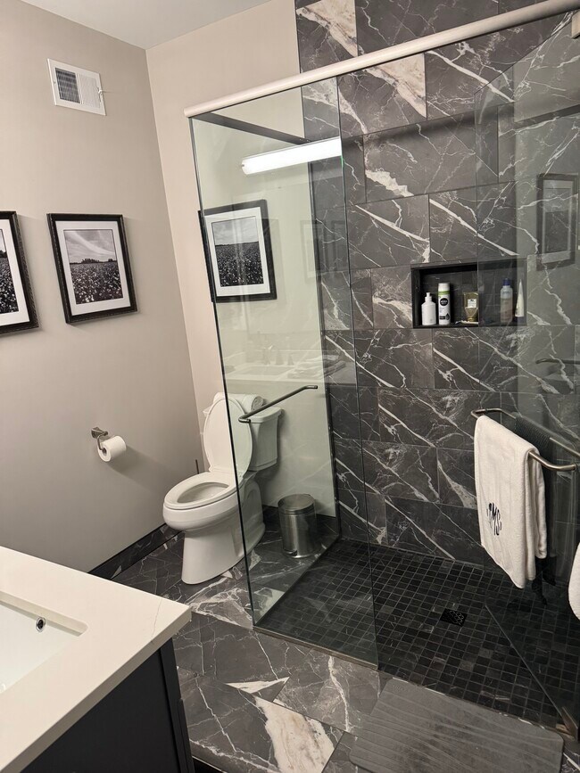 Master bathroom - 5 S Market St