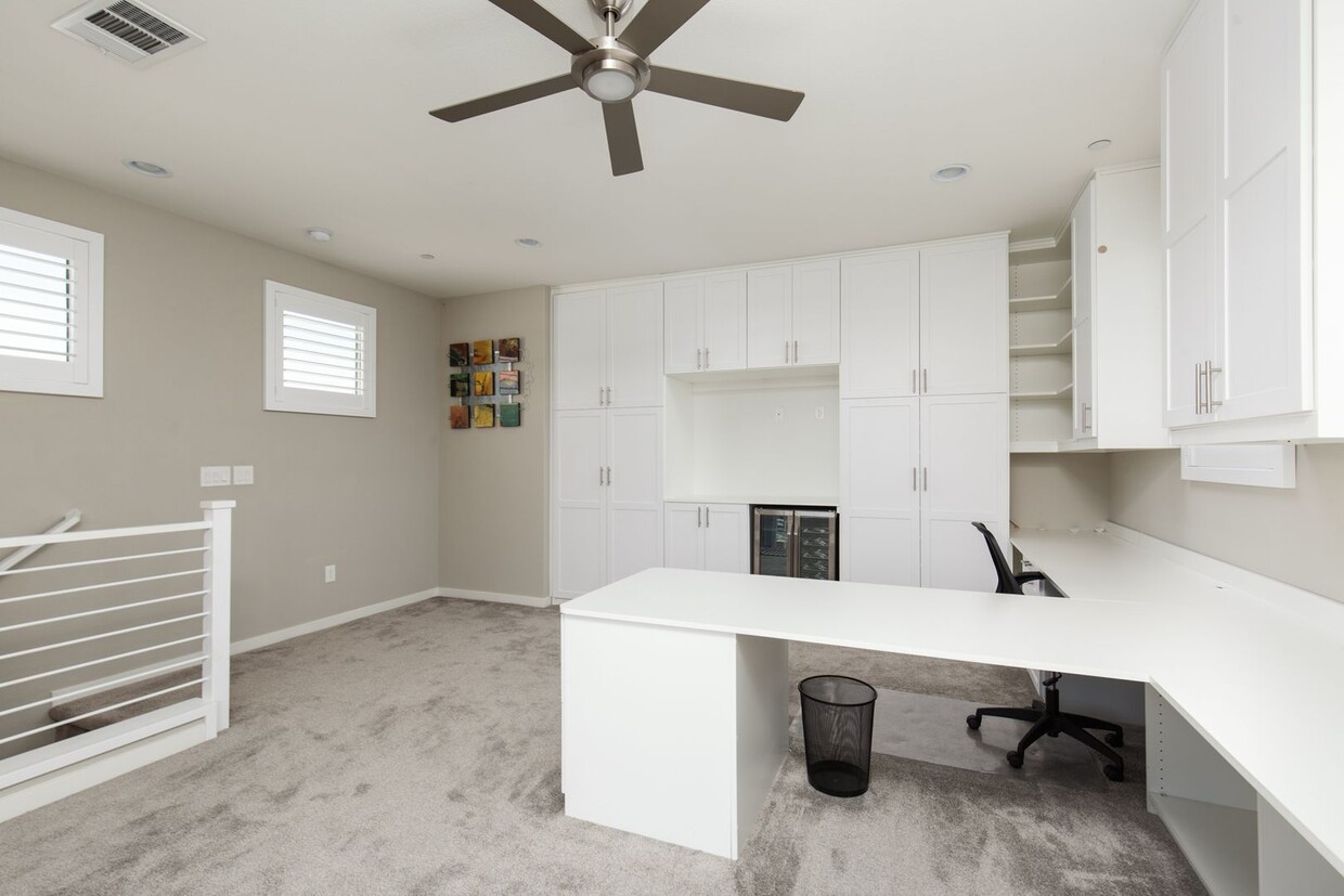 Primary Photo - Fully furnished luxury townhome in Affinit...