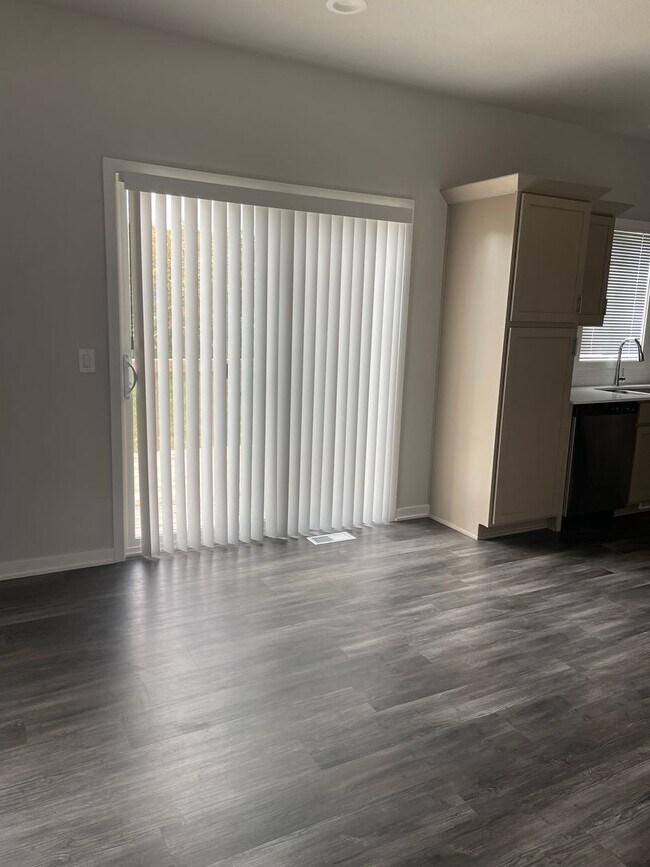 Building Photo - 3 bedroom 3 bathroom Single-Family Home in...
