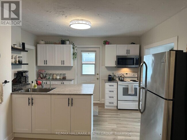 Photo du bâtiment - 943-943 Wellington St. W