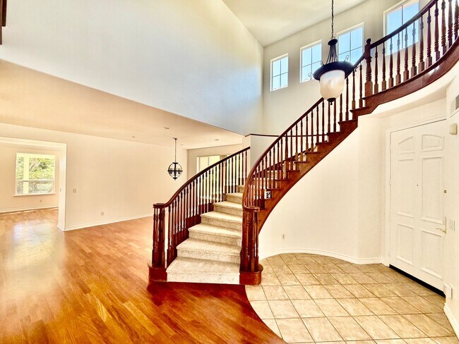 Foto del edificio - Elegant 5 Bedroom Home With Sweeping Staircase and Tons of Space!