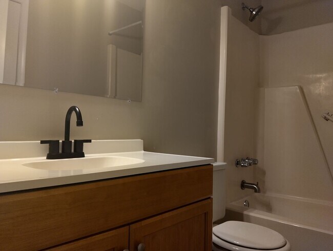 Building Photo - Spacious 2bd/1.5ba townhome