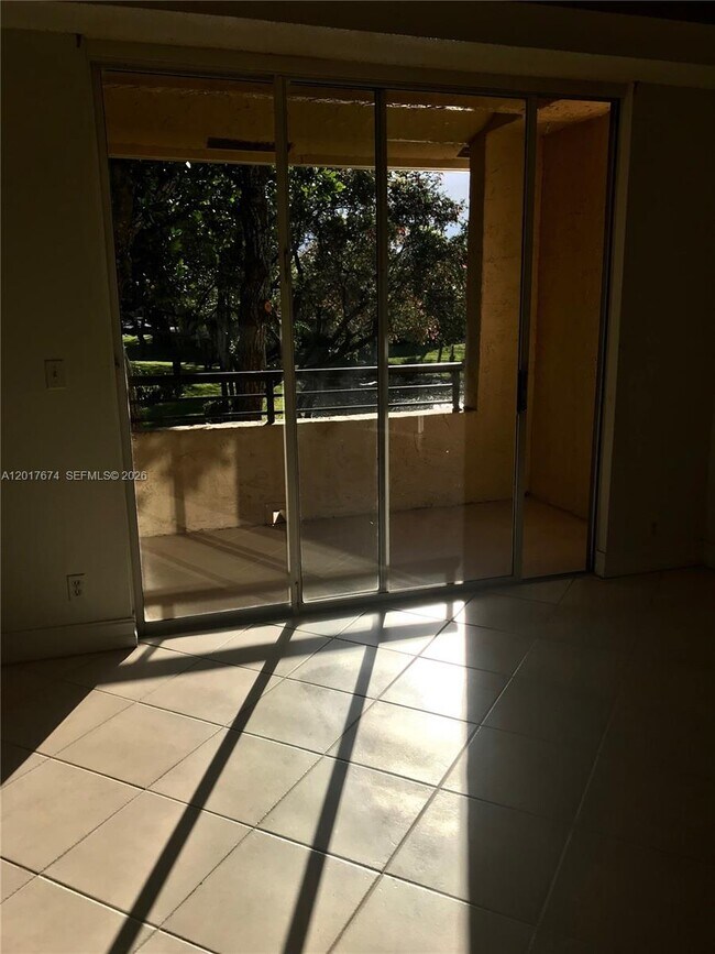 Foto del edificio - 651 Lyons Rd