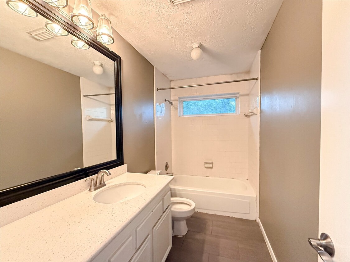 Building Photo - 15815 Pilgrim Hall Dr