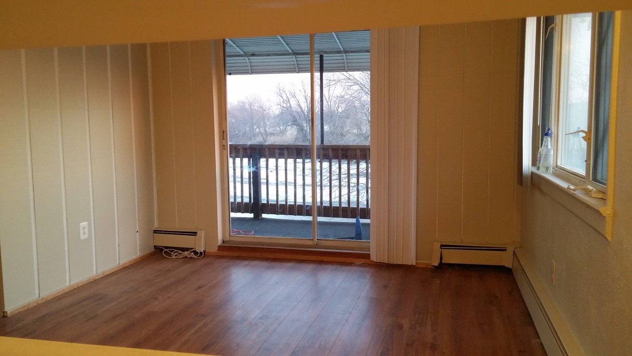Living room - 618 Lakeview Dr