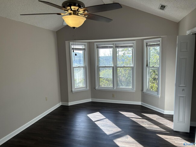 Foto del edificio - 550 Farmingdale Rd SE