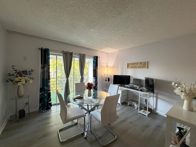 Foto del edificio - 1630 Embassy Dr