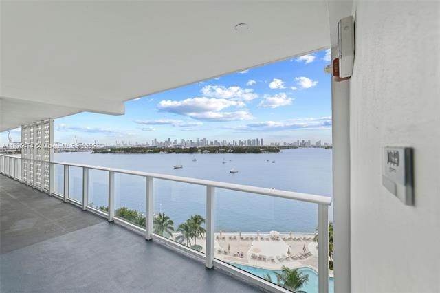 Foto del edificio - 5875 Collins Ave