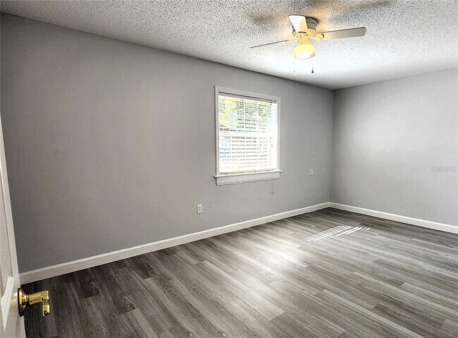 Foto del edificio - 2617 Pine Tree Dr