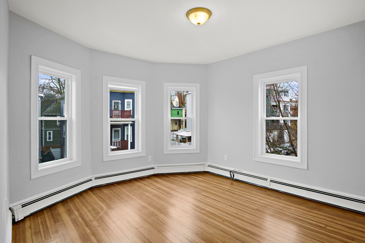 Primary Photo - 38 Woodford St