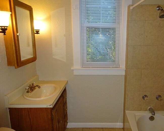 Building Photo - 4 bedroom house in Davenport