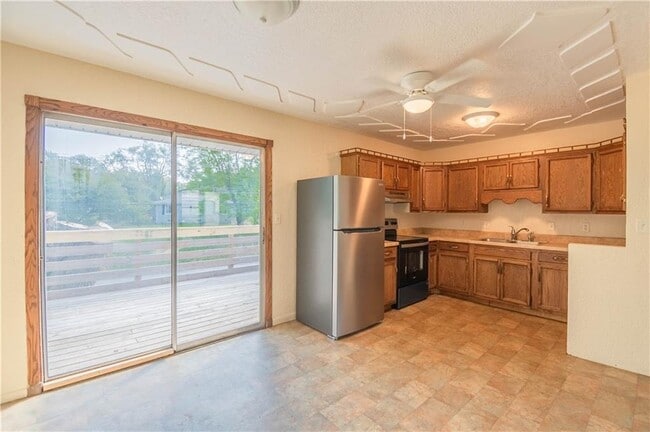 Building Photo - 40 Glenview Dr
