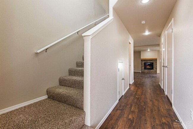 Building Photo - Redmond Townhome